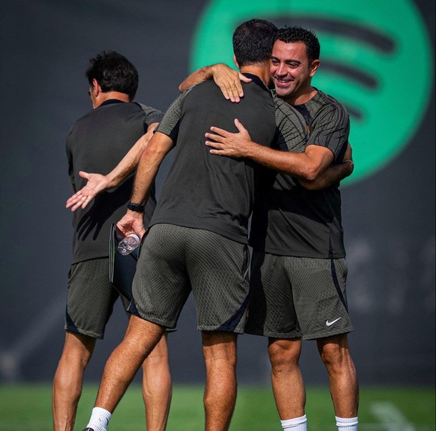 Xavi abrazándose con Rafa Márquez