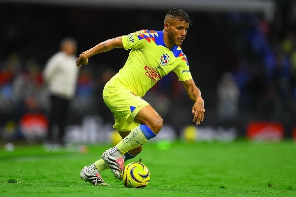 Jonathan Dos Santos conduce el balón