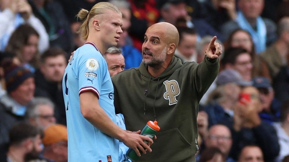 Guardiola dando instrucciones a Halaand