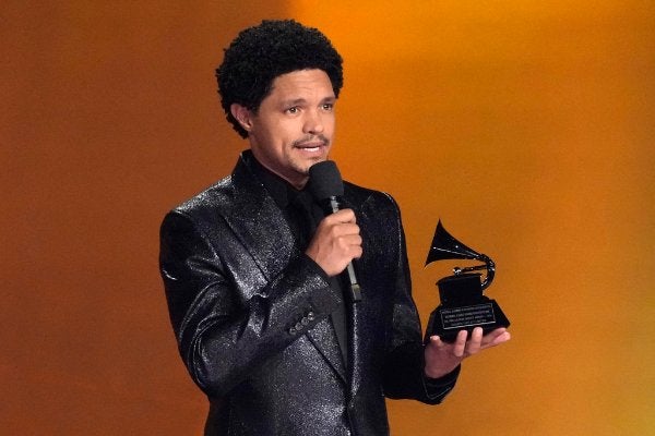 Trevor Noah durante los Premios Grammy