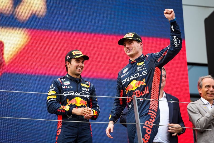 'Checo' Pérez y Max Verstappen festejando un podio