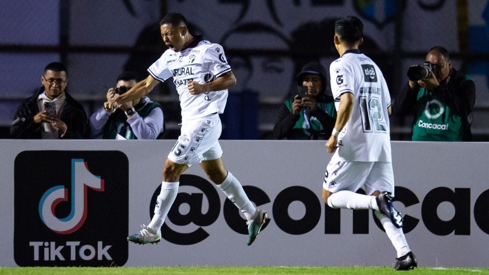 El equipo guatemalteco celebra su gol