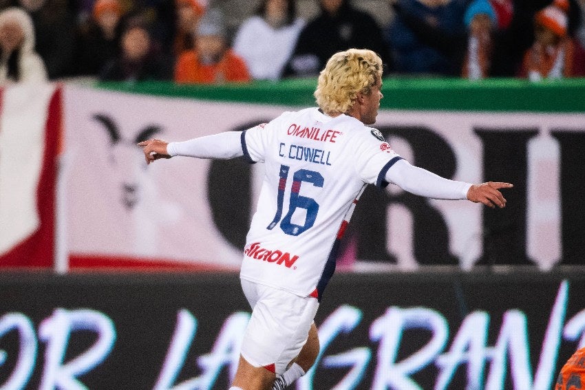 Cade Cowell celebrando su primer gol con Chivas