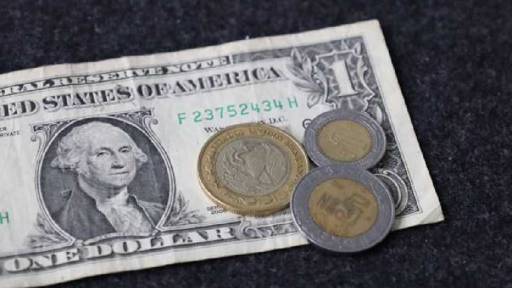 En ventanillas, el dólar está en 6.67 pesos a la compra y en 7.35 pesos a la venta. 