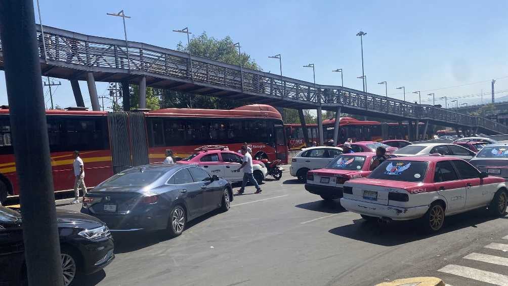 Taxistas y repartidores bloquearon Insurgentes Sur a la altura de Perisur 