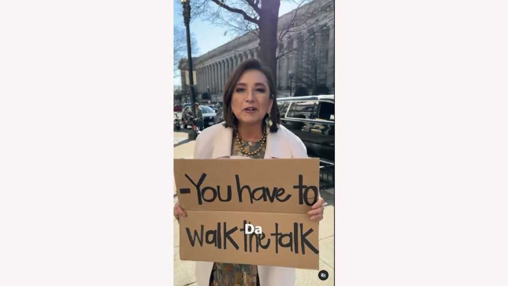 La candidata a la presidencia preguntó cómo se dice “You have to walk the talk”. 