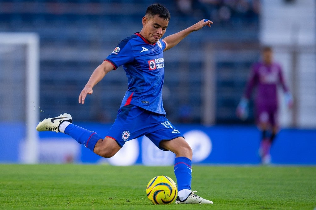 Charly Rodríguez controla el balón