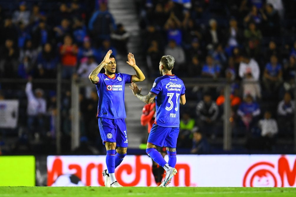 Piovi saludando a Carlos Salcedo