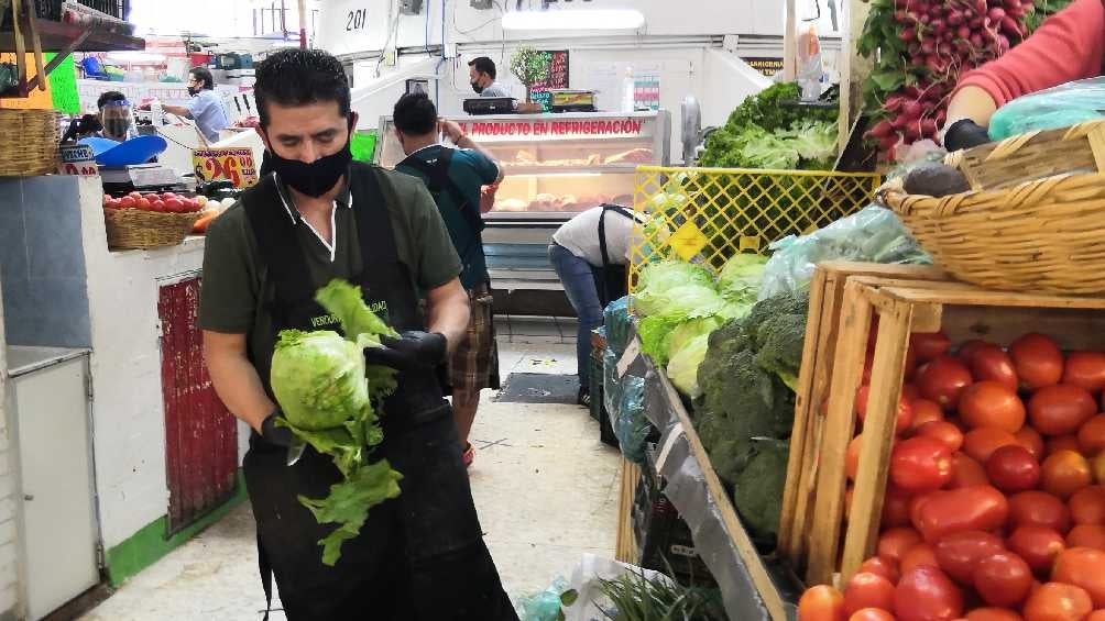 Mediante las aduanas salen e ingresar productos para consumo de la gente. 