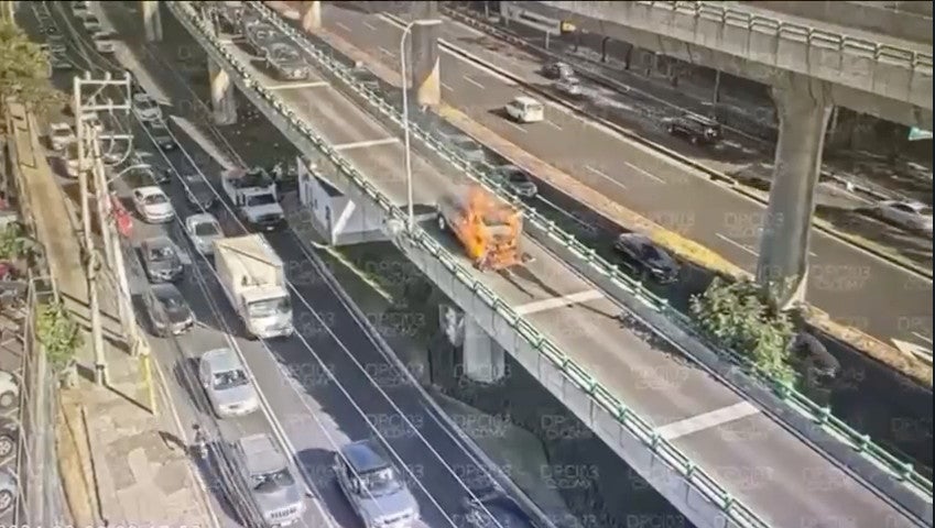 Las cámaras pudieron registar el momento en que la camioneta se incendiaba.