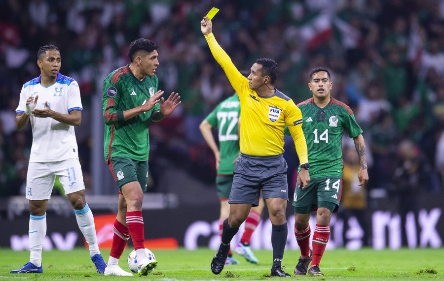 Edson Álvarez es amonestado en juego de la Selección Mexicana