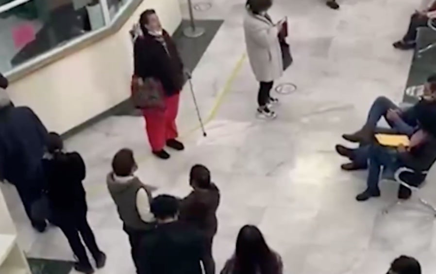 La gente que estaba en el hospital sólo observaba a la mujer que gritaba. 