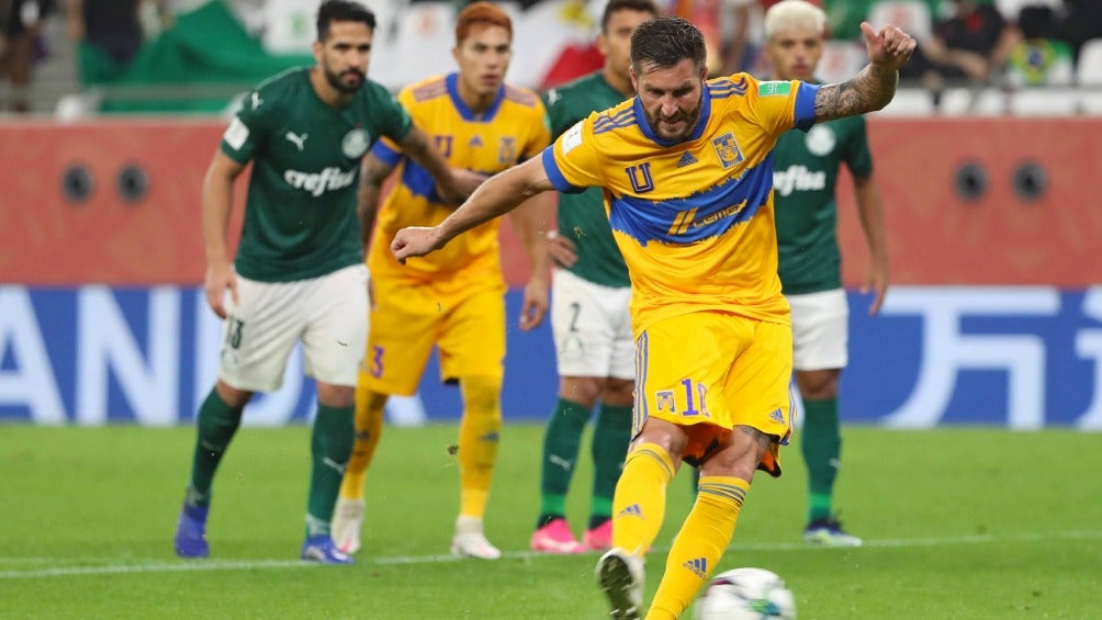 André Pierre-Gignac anotando penal vs Palmeiras