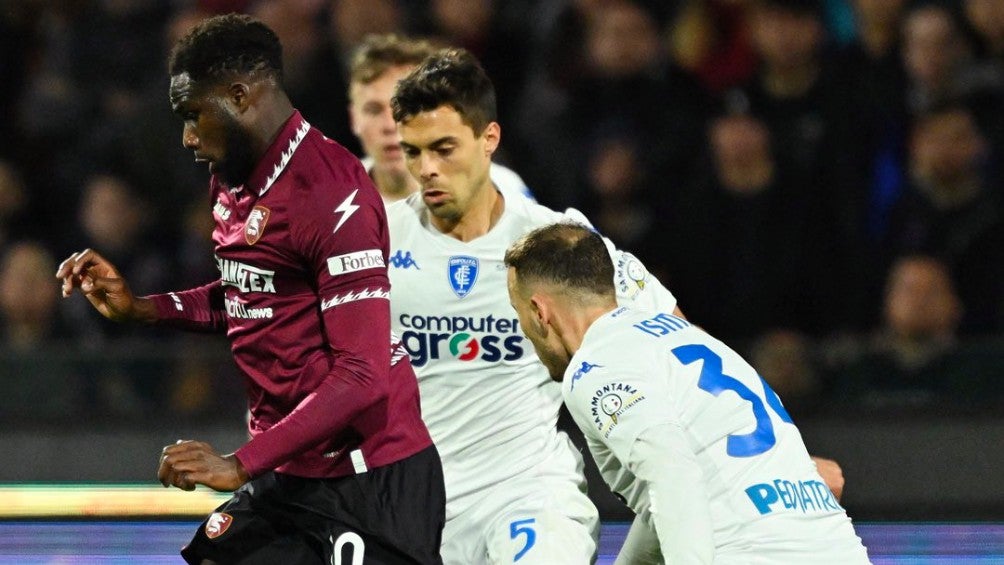 Memo Ochoa recibió un terrible autogol en la derrota 1-3 de Salernitana