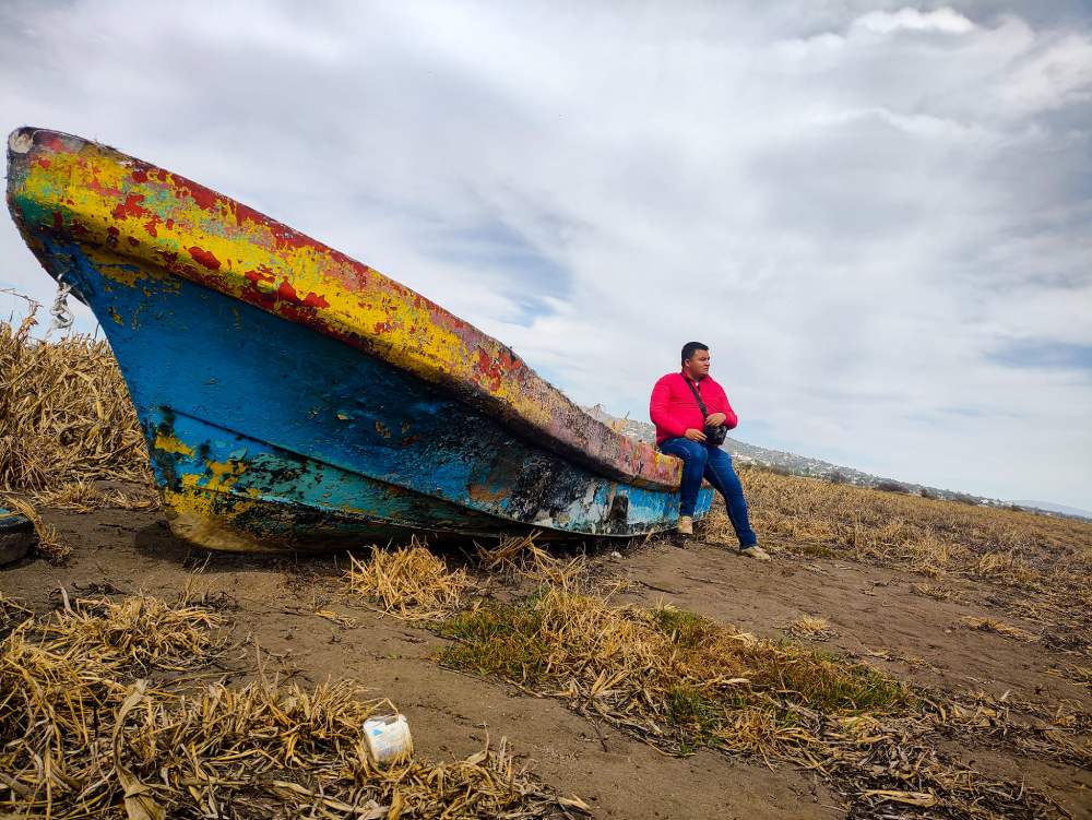 Sus lanchas ahora lucen en tierra por la falta de agua.