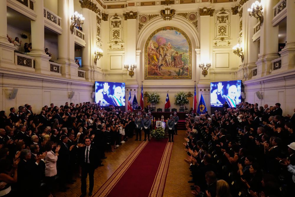 El féretro llegó con todos los honores a la catedral de Santiago.