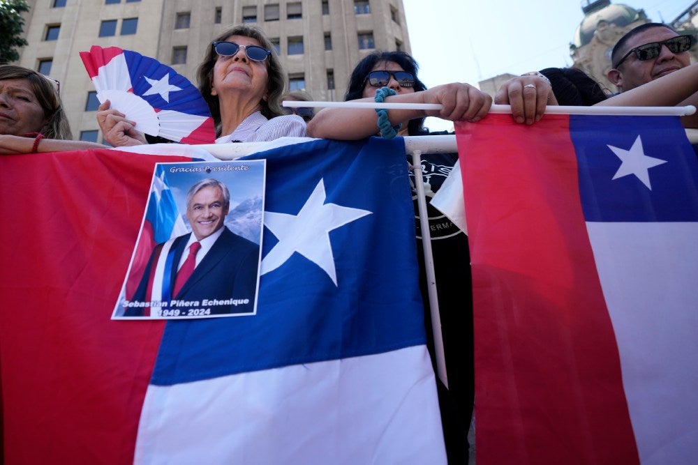 El pueblo también pasó a despedirse de Sebastián Piñera.