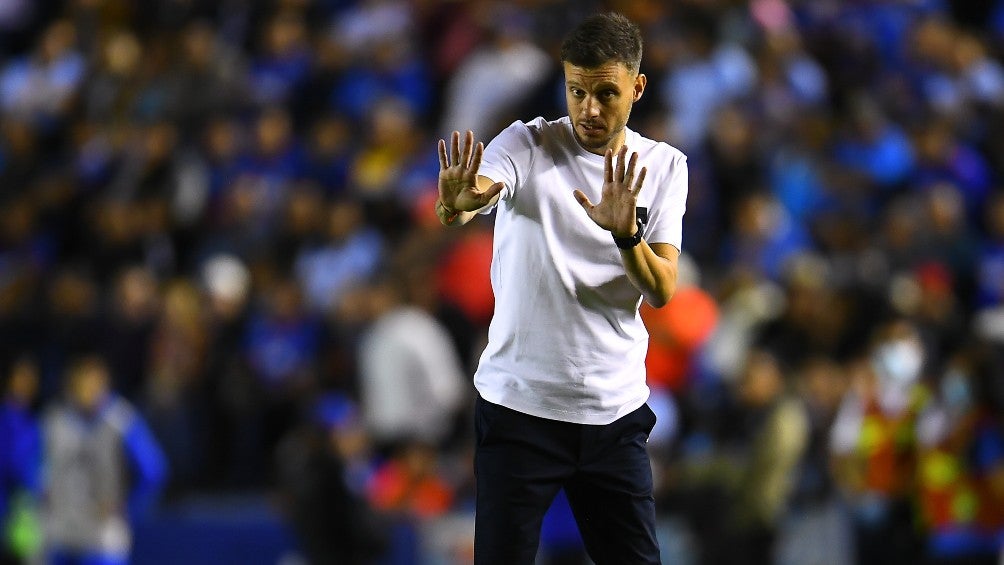 Martín Anselmi dirigiendo a Cruz Azul