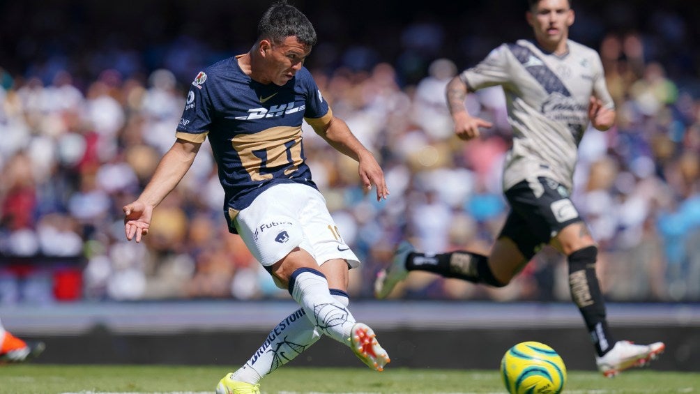 Ali Ávila marcando su primer gol con Pumas