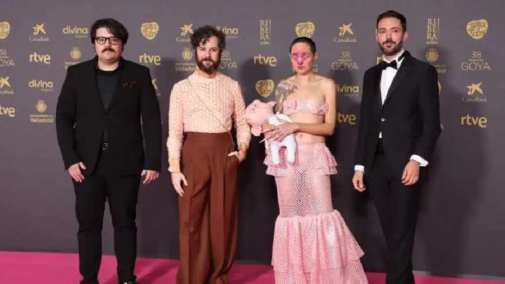 La directora Carla Pereira sorprende con un muñeco aterrador en los Premios Goya