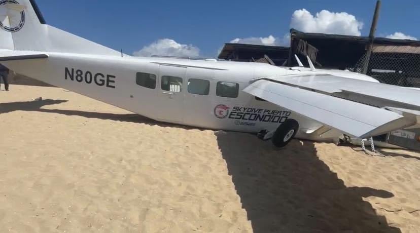 Una avioneta dedicada al paracaidismo se desplomó este domingo, en Puerto Escondido.