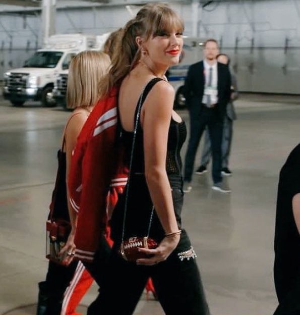 Taylor Swift con su bolso en forma de balón