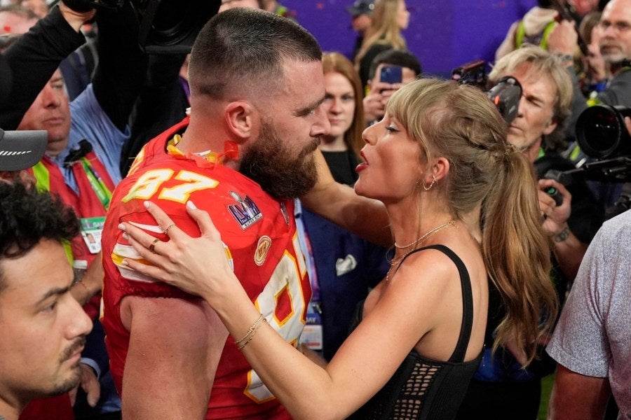 Taylor Swift festejando con Travis Kelce