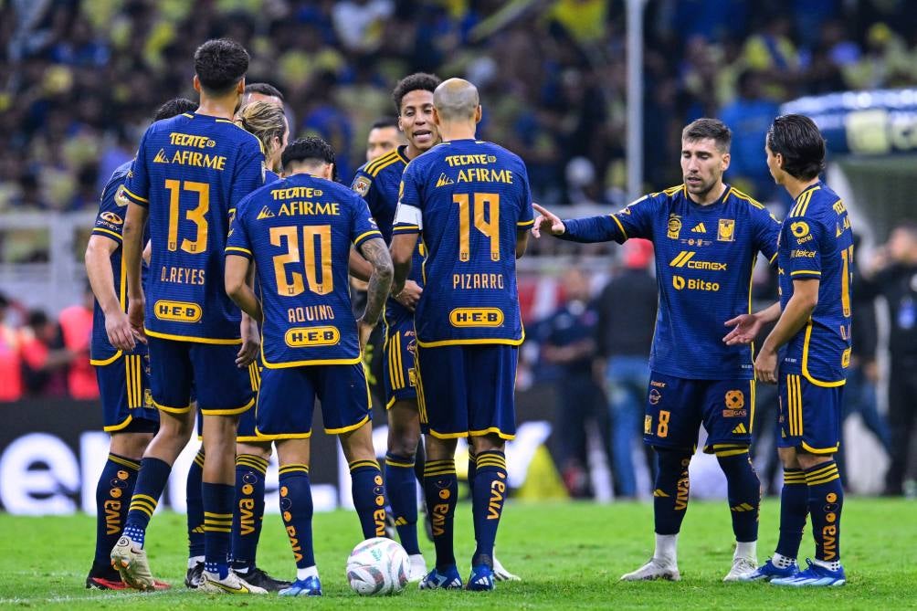 Jugadores de Tigres en la Final ante América