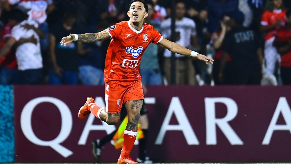 Byron Bonilla celebra un gol ante el América