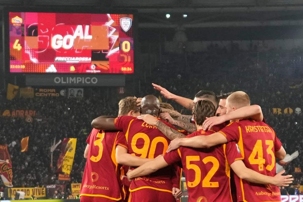 Jugadores de AS Roma en celebración de gol