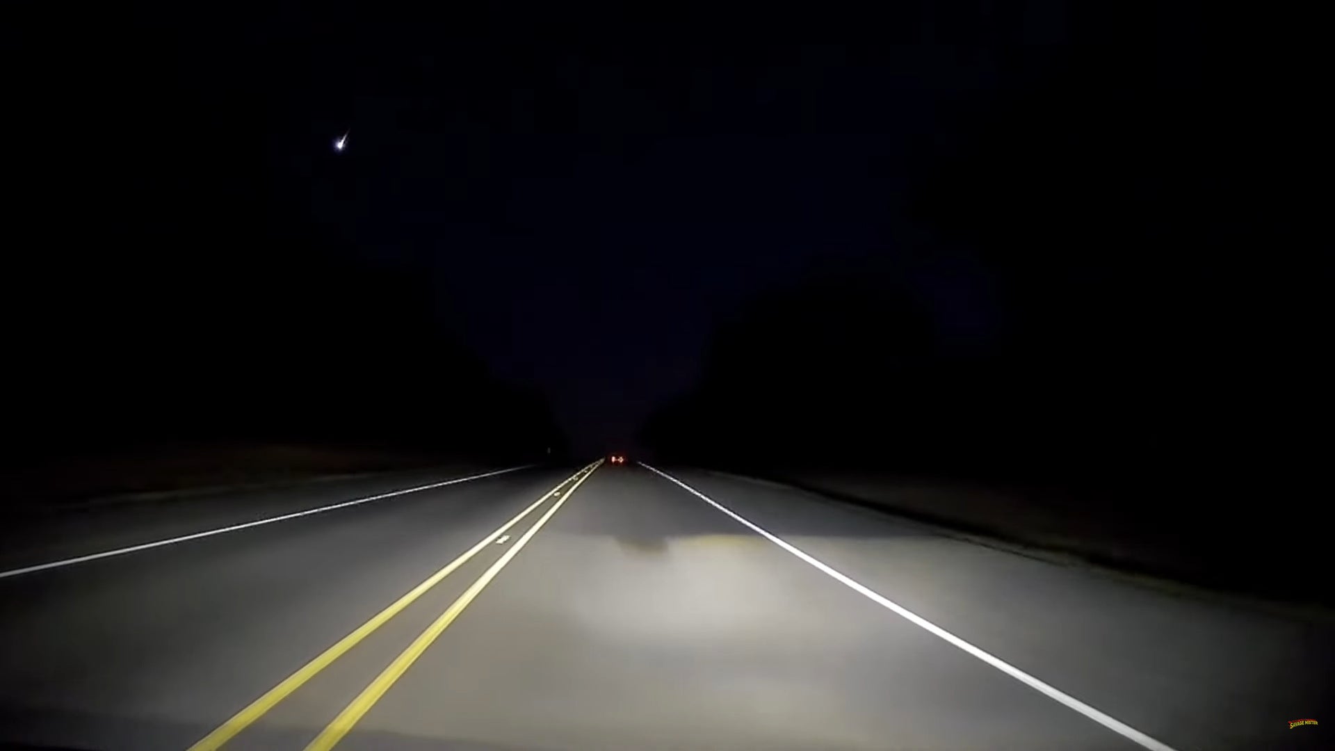 En el cielo se alcanza a ver del lado izquierdo la caída del meteorito.