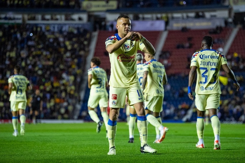 El festejo del jugador quien marcó 