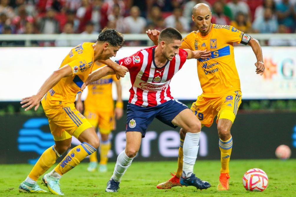 Ormeño en partido contra Tigres con Chivas