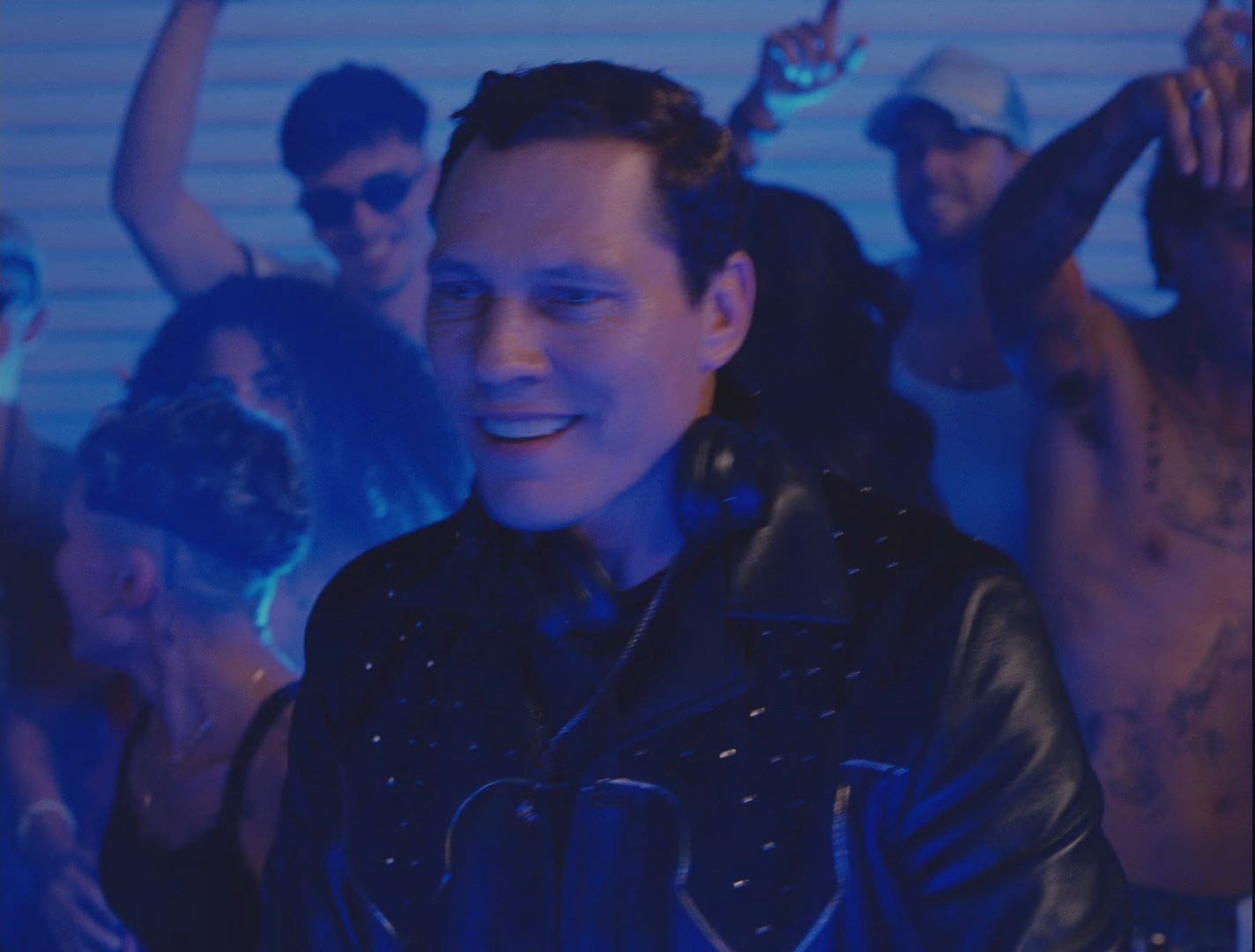 La colaboración en la canción es con el Dj Tiësto.