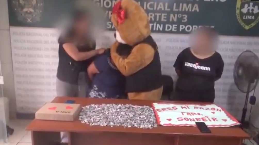 El policía-peluche terminó consolando a una de las mujeres por su detención. 