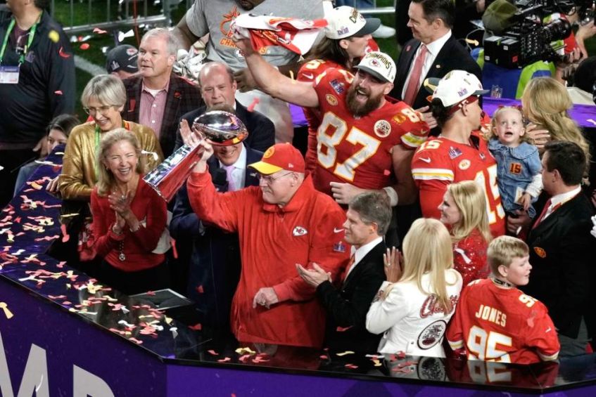 Travis Kelce aceptó que se equivocó al empujar a Andy Reid