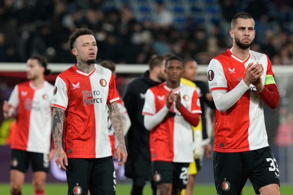 Jugadores de Feyenoord tras el empate ante la Roma