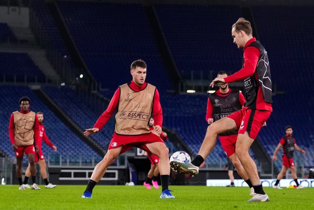 Giménez en calentamiento con Feyenoord