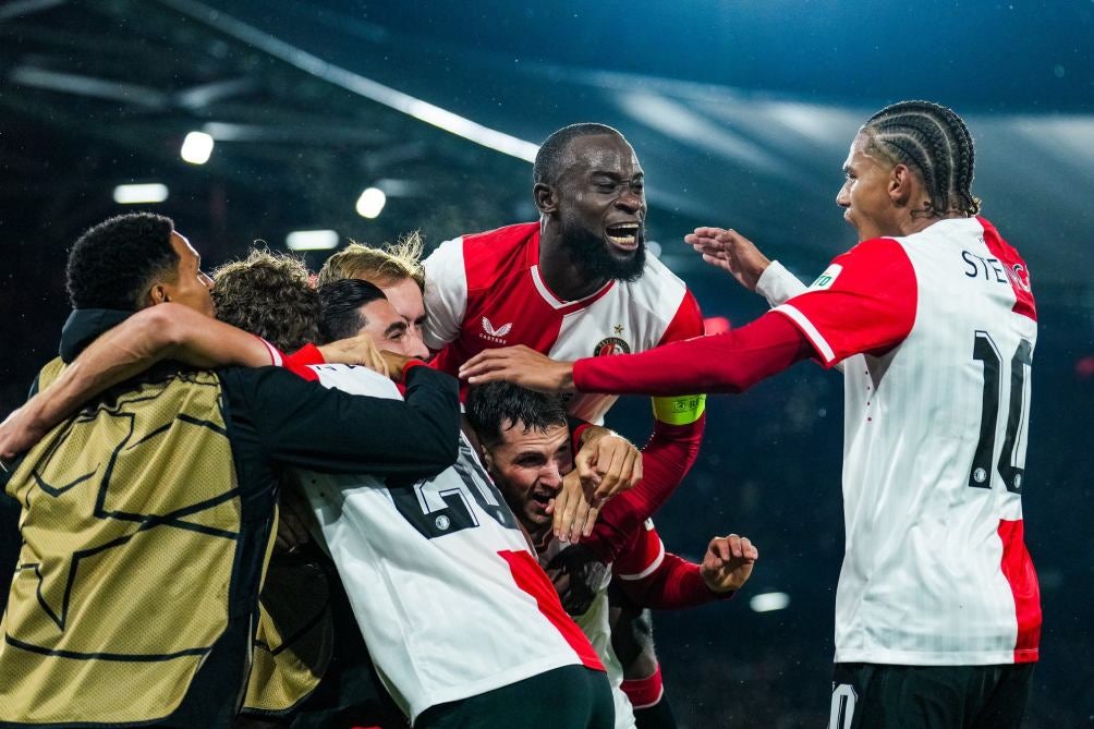 Jugadores de Feyenoord en celebración con Santi