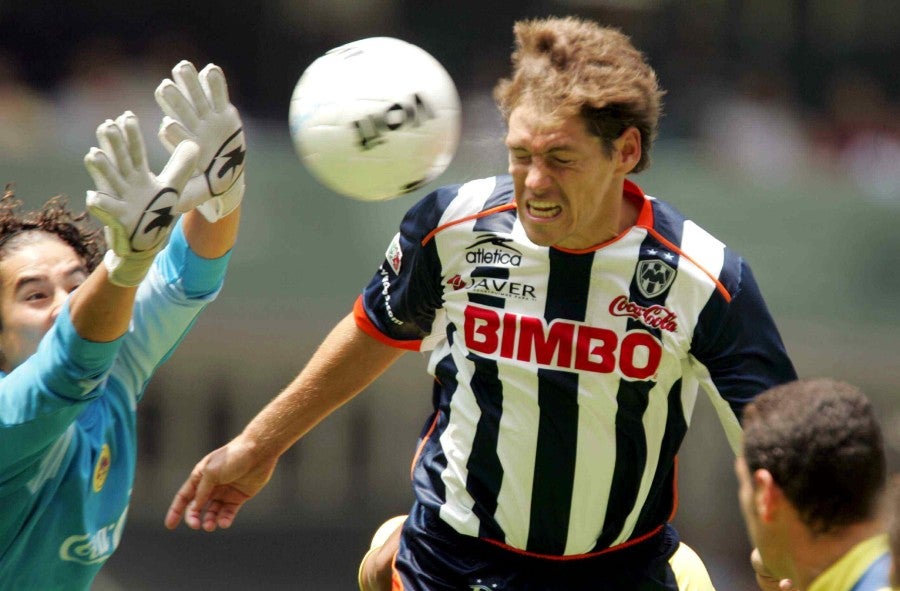 Ochoa en juego ante Monterrey en 2004