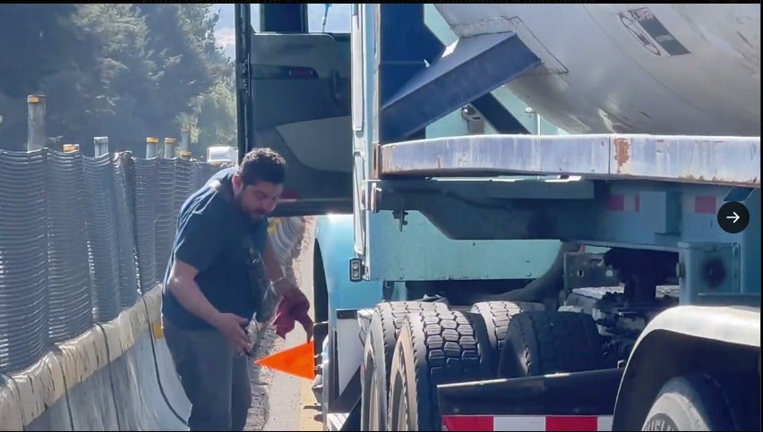 El transportista quedó con un golpe en la nariz.