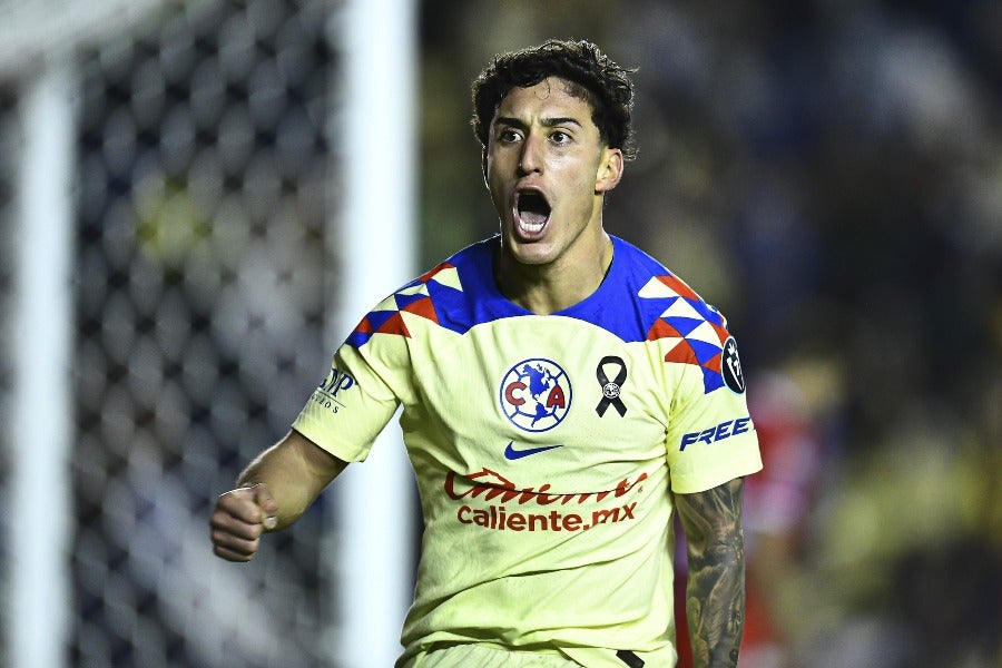 Alejandro Zendejas festejando un gol