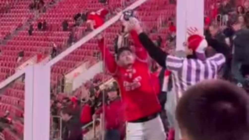 Aficionados del Benfica y el Toulouse intercambian bufandas