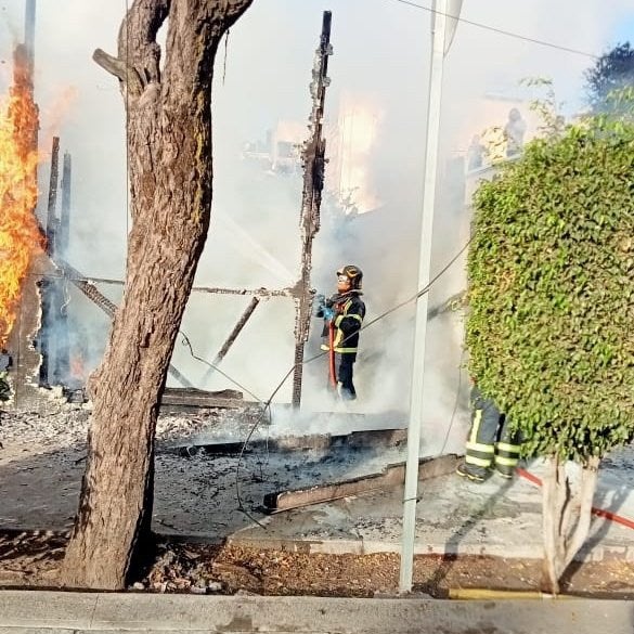 En cuestión de minutos, los bomberos lograron controlar el incendio.