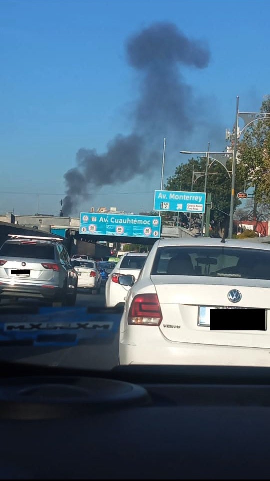 Desde Viaducto, a la altura de Av. Cuauhtémoc, se veía una enorme nube negra.