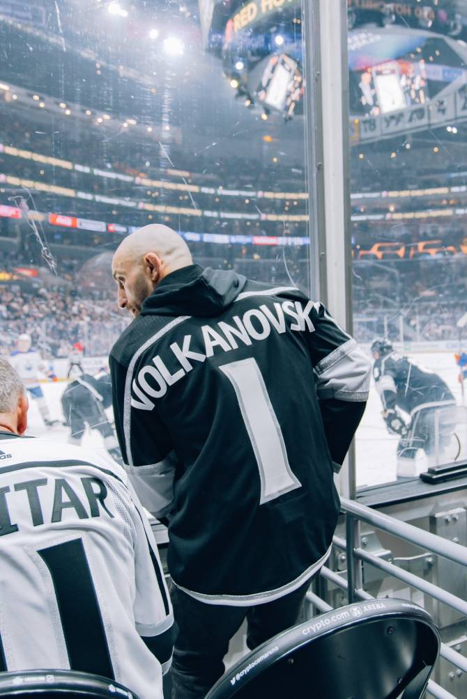 Alexander Volkanovski en un juego de los LA Kings de hockey