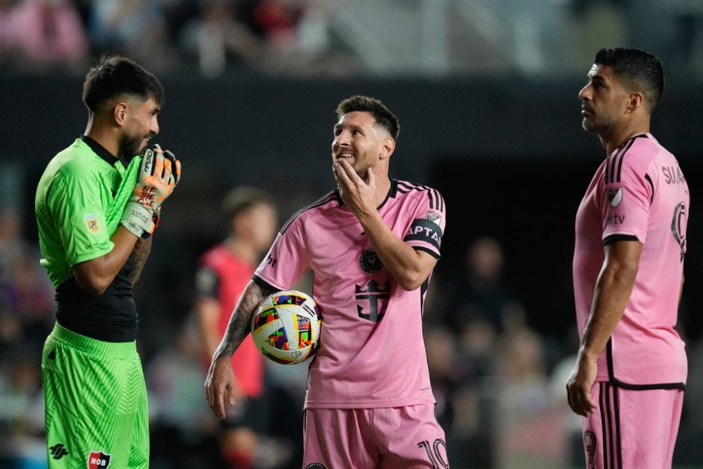 Messi y Suárez con Lucas Hoyos de Newell's Old Boys