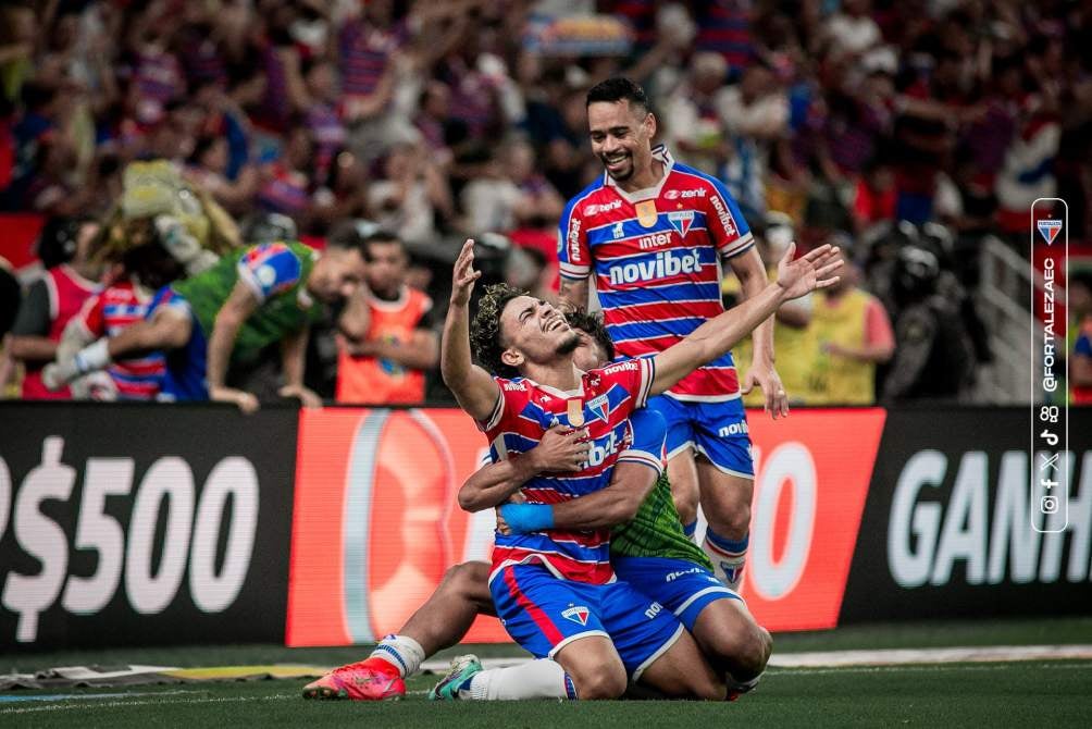 Jugadores de Fortaleza en celebración de gol