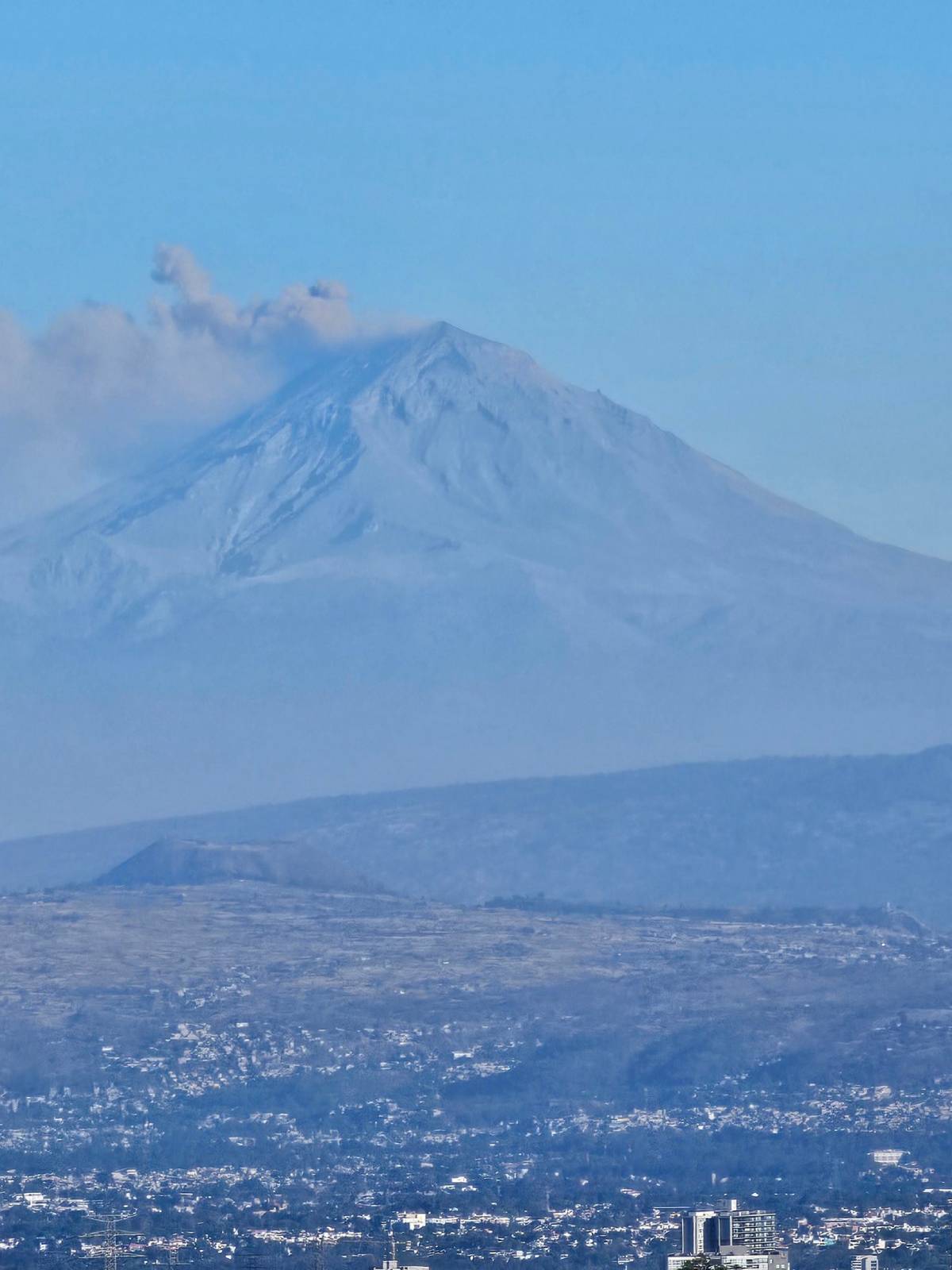 El Popocatepetl se está llenando de nieve desde anoche.