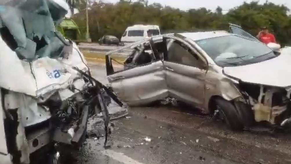 Accidente en la carretera Playa del Carmen-Tulum deja seis turistas muertos